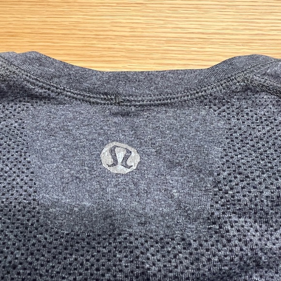 Lululemon vintage metal vent grey with octagon logo medium - Picture 2 of 3